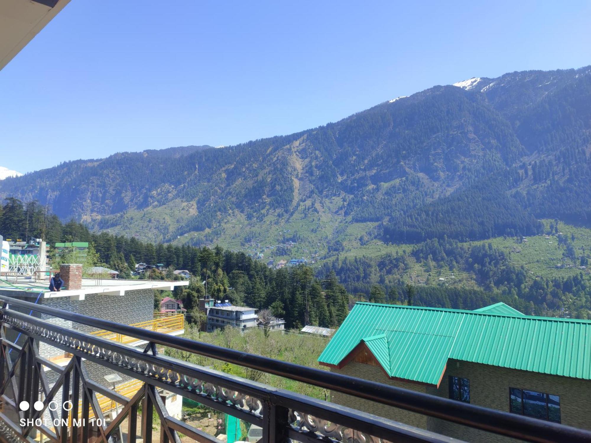 Krishana Cottage A Pure Veg !!!300 M From Hadimba Temple!!!Balcony Rooms!!!Veg Restaurant!!!Couple Friendly!!!Family Cottage!!! - Manali (Himachal Pradesh) — Photos 2