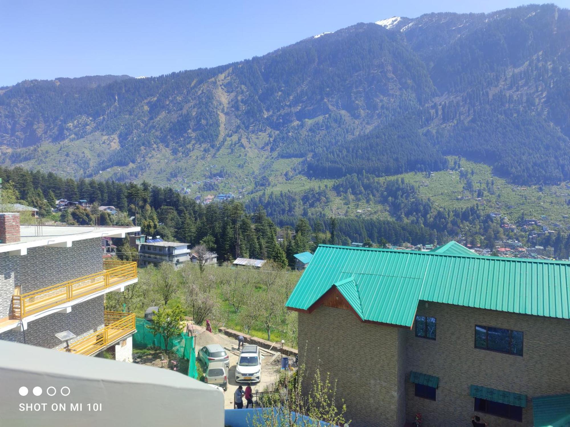 Krishana Cottage A Pure Veg !!!300 M From Hadimba Temple!!!Balcony Rooms!!!Veg Restaurant!!!Couple Friendly!!!Family Cottage!!! - Manali (Himachal Pradesh), Manali