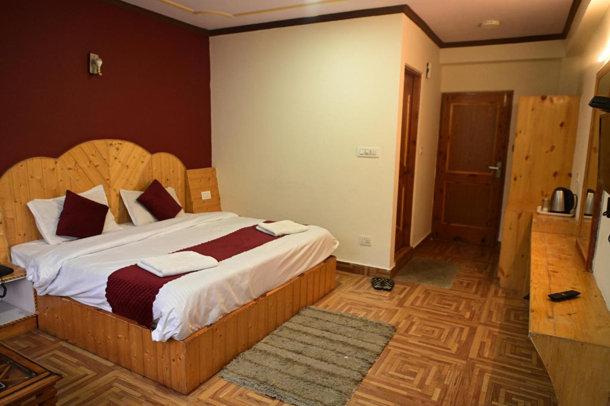 Krishana Cottage A Pure Veg !!!300 M From Hadimba Temple!!!Balcony Rooms!!!Veg Restaurant!!!Couple Friendly!!!Family Cottage!!! - Manali (Himachal Pradesh) — Photos 3